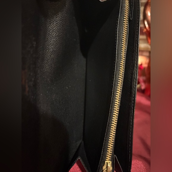 Authentic Louis Vuitton Black EPI Leather Unisex Wallet - Picture 10 of 12